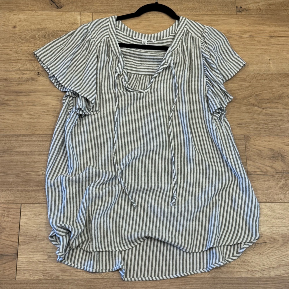 Jane and Delancey Striped Green and White V neck Top L 29 inches P2P 23 inches